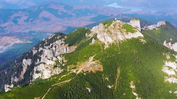 나무 여행 자연 산 안테나 파노라마 풍경 사람없음 야외 목재 초록색 여름 파란색 걷기 계곡 등산 하이킹 바위 시골 황무지 정상 숲 언덕 지역 산봉우리 루마니아 내추럴 산악지대 항공촬영 드론 랜드마크 절정 지질학 4K MP4 해외동영상 클립영상 식물 계절 교육 유럽 뷰포인트 컬러 재료 통신 모션 레저 촬영기법 트래킹 돌_바위 생태계 봉우리 동영상 파일형식