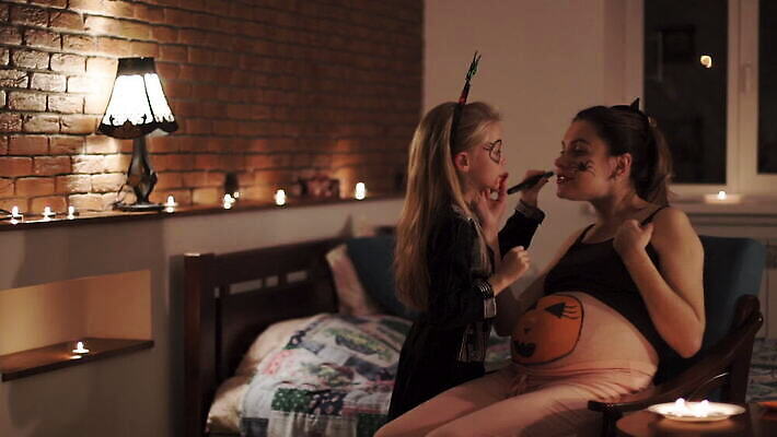 전통 라이프스타일 계절 여자 어린이 음식 2 신체 오렌지 가족 호박 주택 실내 사람 두명 노란색 파티 페인트 임산부 임신 할로윈 등불 아기 대접 예측 무서움 심볼 10월 돌봄 잭오랜턴 호러 MOV 해외동영상 클립영상 감정 컬러 컨셉 채소 과일 관계 모션 조명 이벤트 내부 건물 생활 날짜 공포 동영상 파일형식