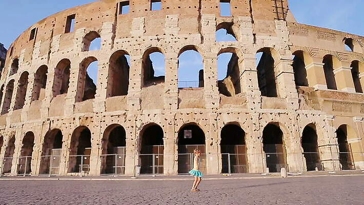 라이프스타일 행복 감정 유럽 어린이 스포츠 여행 건축양식 요가 놀이 휴가 건강 한명 사람 야외 건물 여행객 이탈리아 기쁨 자유 표현 역사 로마 체조선수 체조 콜로세움 원형경기장 랜드마크 옛날 MOV 해외동영상 클립영상 1 건축물 웰빙 건축 나라 컨셉 스포츠시설 운동선수 생활 운동 경기장 동영상 파일형식