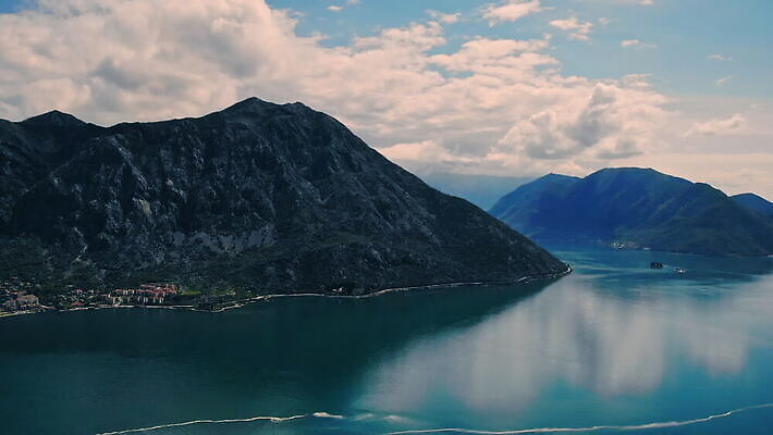 바다 여행 요트 자연 하늘 휴가 산 안테나 사람없음 물 파란색 만 보트 정상 스카이라인 흐림 항공촬영 드론 몬테네그로 MOV 해외동영상 클립영상 자연요소 뷰포인트 컬러 배_교통 통신 날씨 생태계 동영상 파일형식