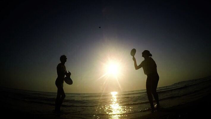 라이프스타일 커플 여자 행복 모래 스포츠 바다 여행 공 관계 놀이 휴가 함께함 건강 사랑 사람 해변 사람없음 물 여름 햇빛 일몰 낭만 신혼여행 테니스 게임 라켓 쌍 4K MP4 해외동영상 클립영상 자연요소 계절 감정 스포츠용품 결혼 컨셉 생활 태양 구기 노을 동영상 파일형식