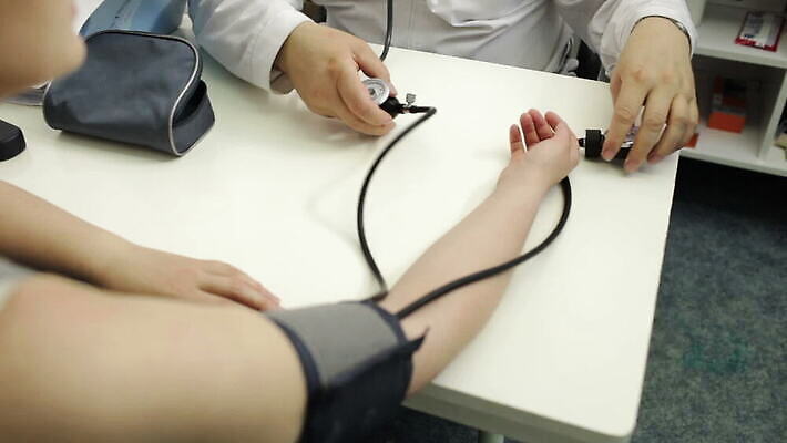 직업 손 여자 남자 청진기 실내 건강 병원 사람 치료 약 진료 고통 장비 환자 의사 기구 공구 긴급 도움 혈액 맥박 질병 측정 확인 방문 문제 보험 돌봄 압력 MOV 해외동영상 클립영상 감정 컨셉 의학 의료기기 모션 내부 신체부위 의료진 도구 동영상 파일형식