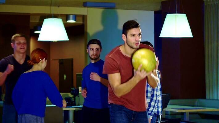 백인 라이프스타일 옷 여자 남자 행복 문화 길 백그라운드 포크 공 놀이 성공 기술 실내 손바닥 들기 사람 소년 여러명 취미 친구 점프 청바지 축하 구멍 행운 그룹 던지기 볼링 흥분 롤 보여주기 갸우뚱 펌프 구역 스트라이크 아마추어 패닝샷 4K MOV 해외동영상 클립영상 서양인 식기 손 감정 어린이 다수 컨셉 바지 관계 모션 촬영기법 내부 생활 구기 동영상 파일형식