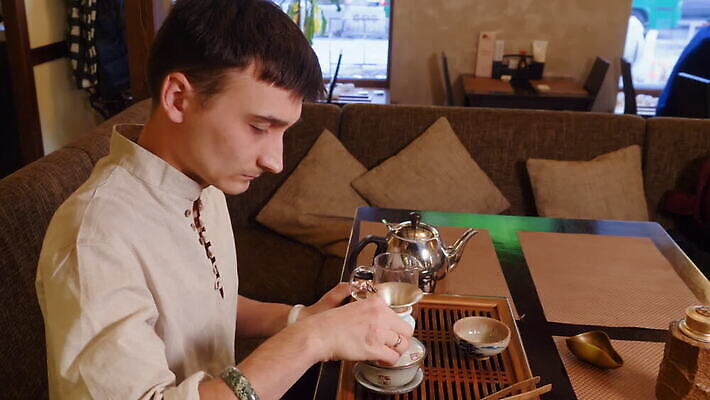 전통 라이프스타일 아시아 문화 음료 컨셉 주전자 건강 한명 사람 동양인 컵 물 일본 중국 장비 공구 뜨거움 사발 차 찻잔 전시회 집중 서비스 준비 동쪽 주인 유리주전자 오리지널 이국적 MOV 해외동영상 클립영상 자연요소 1 식기 나라 유리 주방용품 잔 인종 생활 전시 도구 사기그릇 방향 동영상 파일형식