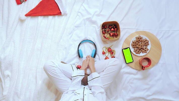 여자 음료 음악 백그라운드 크리스마스 겨울 인터넷 휴가 새로움 주택 한명 앉기 장식 컵 빨간색 초록색 스마트폰 산타클로스 세일 쿠키 스크린 웹 침실 머그컵 흰색 침대 업무 작업 플랫 정상 연도 코코아 온라인 승진 크리스마스이브 클라우스 4K MOV 해외동영상 클립영상 1 식기 계절 기념일 컬러 가구 컨셉 모션 문화예술 디저트 사람 건물 핸드폰 스마트기기 동영상 파일형식