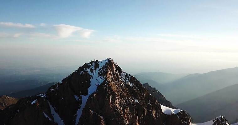 여행 겨울 하늘 산 안테나 파노라마 사람 사람없음 얼음 등산 트래킹 하이킹 광선 흰색 그룹 위험 오르기 알프스 암초 산봉우리 항공촬영 드론 산악가 원정 절정 카자흐스탄 눈내림 4K 알마티 MP4 해외동영상 클립영상 자연요소 계절 유럽 아시아 뷰포인트 컬러 컨셉 통신 모션 레저 눈_날씨 촬영기법 봉우리 동영상 파일형식