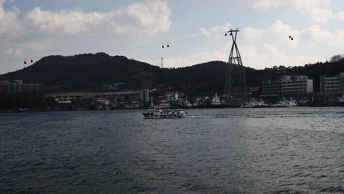 실루엣 산업 바다 섬 교통시설 자연 하늘 낚시 휴가 한국 항해 사람없음 야외 물 파란색 빛 평화 항구 만 어선 보트 작음 크루즈 함선 상업 리프트 낚시꾼 옛날 수평선 4K MOV 해외동영상 클립영상 자연요소 아시아 컬러 교통 컨셉 배_교통 레저 촬영기법 크기 시설 생태계 동영상 파일형식