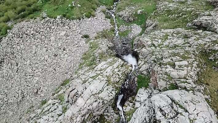 나무 여행 자연 휴가 산 안테나 사람없음 야외 초록색 물 강 골짜기 폭포 흐름 개울 황무지 정상 숲 언덕 암초 내추럴 드론 랜드마크 그리너리 키르기스스탄 MP4 해외동영상 클립영상 자연요소 식물 컬러 컨셉 통신 생태계 동영상 중앙아시아 파일형식 트랜드컬러