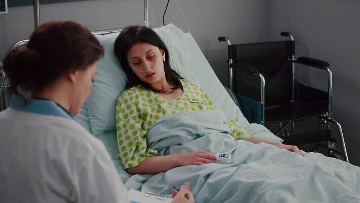 직업 상의 유니폼 실내 건강 병원 말하기 대화 설명 성인 치료 약 검은색 쪽지 듣기 환자 간호사 의사 침대 대접 기록 작업 맥박 질병 토론 확인 약속 감시 방문 병실 소통 거짓말 서류판 증상 치유 4K MOV 해외동영상 클립영상 옷 컬러 가구 컨셉 의학 모션 사람 내부 사무용품 의료진 동영상 파일형식