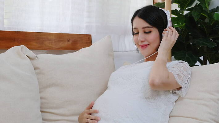 1 라이프스타일 손 여자 행복 어린이 음악 이어폰 신체 가족 엄마 주택 실내 건강 사랑 한명 사람 앉기 동양인 성인 헤드폰 임산부 임신 방 듣기 터치 침대 아기 잡기 거짓말 돌봄 복부 4K MOV 해외동영상 클립영상 감정 음향기기 가구 관계 모션 문화예술 인종 내부 건물 생활 신체부위 동영상 파일형식