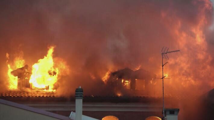백그라운드 오렌지 자연 불 불꽃 주택 따뜻함 안전 사람없음 내부 건물 목재 빨간색 빛 노란색 검은색 어둠 방 에너지 긴급 뜨거움 구출 연기 야간 위험 장작 사건 벽난로 화재 연료 보험 연소 광 옛날 재앙 화상 4K MOV 해외동영상 클립영상 자연요소 나무 건축물 컬러 컨셉 과일 재료 도움 상처 생태계 동영상 파일형식