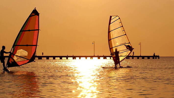 남자 실루엣 스포츠 바다 포즈 2 요트 오렌지 하늘 바람 휴가 항해 서기 야외 물 여름 친구 빛 햇빛 태양 숫자 일출 검은색 일몰 우정 낭만 자유 윈드서핑 수상스포츠 서핑 저녁 서퍼 MOV 해외동영상 클립영상 자연요소 문자 계절 컬러 컨셉 배_교통 과일 관계 모션 날씨 운동선수 촬영기법 사람 노을 야간 동영상 파일형식