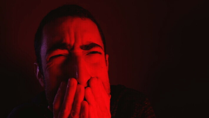 백인 손 남자 감정 얼굴 스트레스 한명 사람 성인 빨간색 머리 어둠 외침 고통 표현 입 폭력 좌절 닫기 울음 무서움 고민 흥분 공포 충격 반응 부정적 우울증 위기 재앙 호러 혼란 MOV 해외동영상 클립영상 서양인 1 컬러 컨셉 모션 표정 신체부위 소리 질병 사회이슈 동영상 파일형식