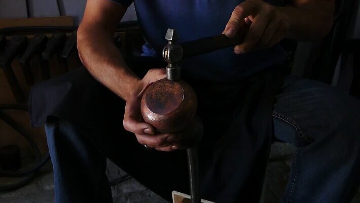 전통 손 디자인 아시아 문화 조각 패턴 노동자 미술 동양인 장식 금속 수확 골동품 기구 공구 조끼 업무 냄비 망치 질감 청동 손질 판화 동쪽 장인 주인 공예가 구리 노크 놋쇠 대장장이 명품 방법 솜씨 옛날 핸드메이드 MP4 해외동영상 클립영상 직업 나라 무늬 농업 재질 문화예술 인종 신체부위 외투 도구 작업 원소 솥 상품 방향 동영상 파일형식