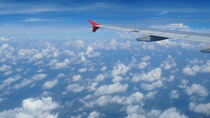 지구 여행 백그라운드 비즈니스 교통시설 자연 하늘 휴가 비행기 안테나 사람없음 파란색 우주 화물 흰색 공항 땅 항공 속도 상업 제트기 우주산업 스카이라인 항공촬영 대패 수평선 4K MOV 해외동영상 클립영상 산업 뷰포인트 컬러 교통 통신 항공교통 대중교통 운송업 시설 생태계 동영상 파일형식