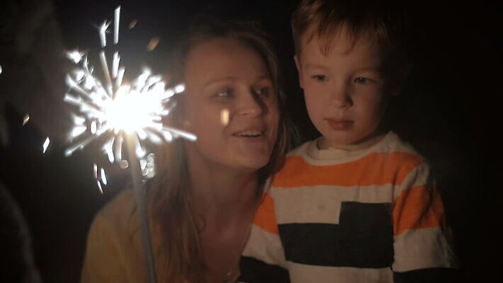 백인 응시 행복 아들 어린이 2 가족 하늘 엄마 휴가 불꽃 휴식 함께함 폭죽 말하기 미소 사람 앉기 소년 성인 야외 여름 빛 금발 파티 어둠 흰색 축하 야간 저녁 알림 손목시계 언니 남동생 MOV 해외동영상 슬로모션 클립영상 자연요소 서양인 헤어스타일 시선 계절 남자 감정 시계 컬러 컨셉 장신구 관계 모션 불 촬영기법 표정 이벤트 자매 동생 동영상 파일형식
