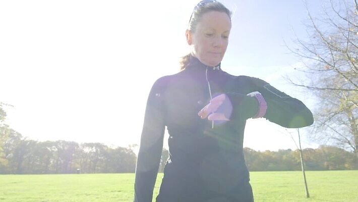 백인 라이프스타일 공원 여자 행복 스포츠 중년 포즈 건강 한명 사람 성인 야외 운동복 달리기 조깅 운동 활발 손목시계 연습 에어로빅 달리기선수 바디케어 크로스컨트리 웨어러블 자극 MP4 해외동영상 클립영상 서양인 1 옷 공공시설 감정 시계 컨셉 장신구 모션 생활 춤 육상선수 동영상 파일형식