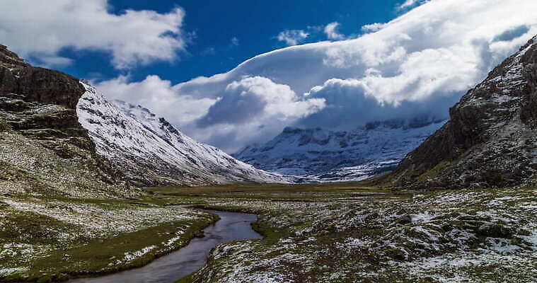 공원 컬러 여행 자연 바람 산 경사 사람없음 물 강 우주 계곡 냉동 얼음 추위 흰색 시골 스페인 습지 큼 아라곤 슬로프 내추럴 드넓은 랜드마크 서쪽 절정 폭설 눈내림 비어있는 4K 타임랩스 MOV 해외동영상 클립영상 자연요소 공공시설 유럽 날씨 스키장 눈_날씨 촬영기법 크기 자연재해 방향 생태계 동영상 파일형식