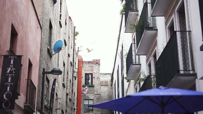 주간 나무 식물 길 교통수단 벽 건축양식 창문 자동차 거리 멕시코 잉크 사람 사람없음 야외 건물 상점 오토바이 도시 보행자 보행로 문신 심볼 서비스 좁은 동영상 서명 이웃 바디페인팅 차이나타운 주도 비어있는 4K MOV 해외동영상 클립영상 자연요소 건축물 건축 육상교통 교통 북아메리카 관광지 바이크 예절 파일형식