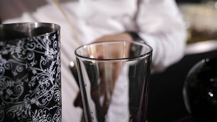 직업 라이프스타일 손 남자 음료 비즈니스 유리 주류 사람 물 파티 식당 얼음 알코올 업무 칵테일 바 붓기 우아함 야간 계산대 클럽 준비 만들기 바텐더 보드카 섞기 토닉 유흥 셰이커 4K MOV 해외동영상 클립영상 자연요소 컨셉 모션 재질 이벤트 생활 신체부위 상점 작업 동영상 파일형식