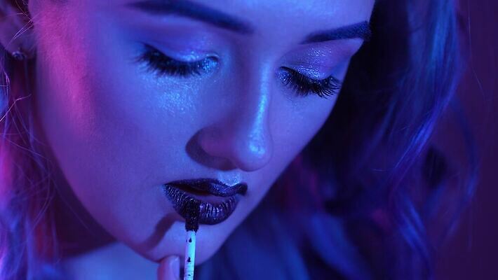 모델 디자인 분홍색 컬러 컨셉 실내 관리 미술 한명 파란색 빛 컬러풀 금발 섹시 파티 유행 페인트 춤 뜨거움 제비꽃 흥분 디스코 네온 창백 4K MP4 해외동영상 클립영상 1 헤어스타일 꽃 감정 음악 문화예술 사람 이벤트 내부 동영상 파일형식