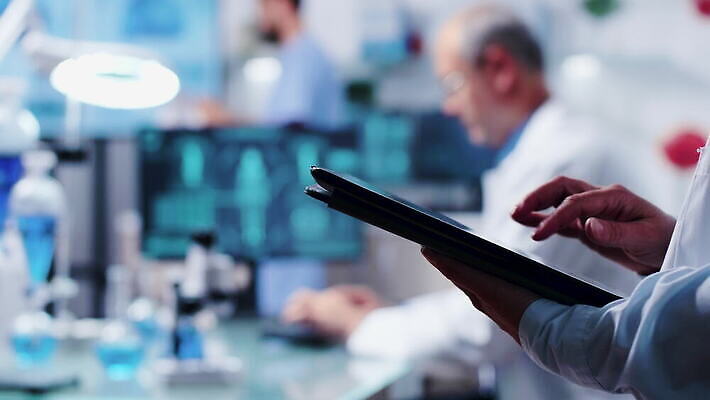 직업 여자 남자 산업 과학 건강 현미경 실험 사람 스터디 컴퓨터 약 스크린 장비 의사 코트 업무 작업 그룹 센터 실험실 연구원 과학자 분석 시설 생물학 튜브 공학 발견 조제 개발 돌봄 백신 유전 화학자 4K MOV 해외동영상 클립영상 교육 컨셉 의학 모션 실험기구 전자제품 학습 외투 의료진 만들기 동영상 학자 파일형식