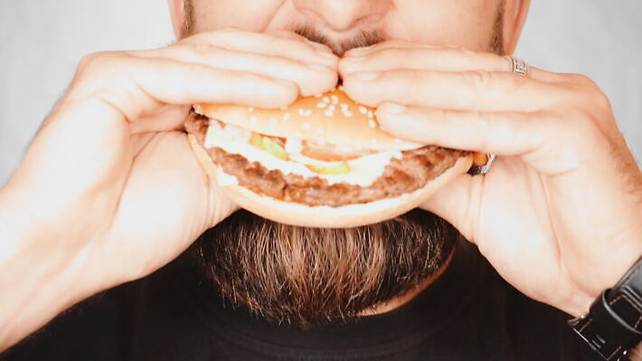 백인 라이프스타일 손 남자 얼굴 음식 빵 백그라운드 다이어트 수염 패스트푸드 샌드위치 건강 관리 육류 한명 성인 식사 저녁식사 햄버거 잡기 입 닫기 맛 폐기물 먹기 배고픔 입술 속도 칼로리 토막 습관 점심식사 빵가루 치즈버거 해로움 맛있는 4K MOV 해외동영상 클립영상 서양인 1 컨셉 식재료 모션 사람 생활 신체부위 인스턴트 쓰레기 동영상 파일형식