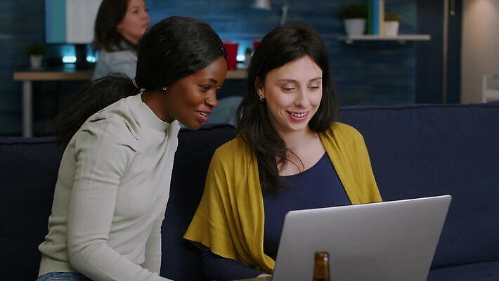 응시 행복 거실 인터넷 휴식 주택 맥주 함께함 대화 웃음 사람 앉기 친구 노트북 소파 파티 우정 방 관찰 그룹 아프리카인 야간 저녁 먹기 다인종 온라인 리빙 다민족 섞기 소셜 시리즈 사교적 4K MOV 해외동영상 클립영상 자연요소 외국인 시선 감정 컨셉 의자 관계 모션 주류 표정 말하기 인종 이벤트 건물 전자제품 동영상 파일형식