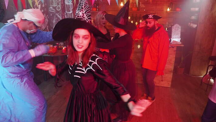 캐릭터 옷 백그라운드 휴가 조명 사람 장식 친구 파티 어둠 황혼 우정 기쁨 할로윈 의사 춤 바 그룹 야간 무서움 클럽 디스코 마녀 변장 해적 외과 10월 흡혈귀 호러 유흥 4K MOV 해외동영상 클립영상 자연요소 감정 음악 의학 관계 문화예술 병원 이벤트 일몰 의료진 날짜 도둑 공포 동영상 파일형식