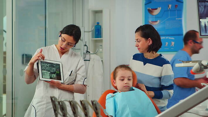 직업 딸 어린이 엄마 엑스레이 건강 치과 병원 말하기 대화 설명 치료 알약 약 디지털 장비 환자 의사 가리킴 발표 치아 치과의사 틀니 돌봄 위생관리 치아교정 치통 4K 구강학 MOV 해외동영상 클립영상 의학 가족 모션 관리 사람 손짓 의료진 소화기관 질병 교정 동영상 파일형식