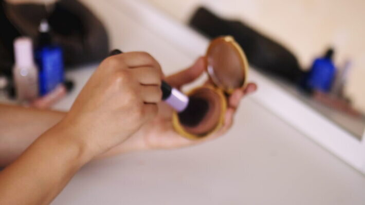 손 여자 컬러 백그라운드 가방 장신구 그림자 성인 빨간색 컬러풀 뷰티 유행 페인트 화장품 거울 립스틱 흰색 붓 화려 닫기 상품 가루 볼터치 피부 책상 오브젝트 준비 만들기 아이섀도 돌봄 스타일 4K MOV 해외동영상 클립영상 잡화 가구 컨셉 모션 사람 신체부위 화장 동영상 파일형식