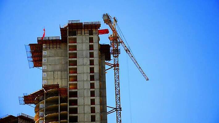 산업 안전 풍경 사람없음 울타리 금속 고층빌딩 기계 건설현장 도시 지저분함 위험 불도저 천 기중기 시멘트 철강 콘크리트 카피스페이스 건설근로자 MOV 해외동영상 클립영상 직업 컨셉 재질 건설업 빌딩 담장 공백 직물 감각 중장비 동영상 파일형식