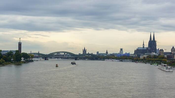구름 유럽 여행 건축양식 교통시설 하늘 독일 항해 안테나 사람없음 야외 건물 물 강 도시풍경 반사 성당 교회 탑 기차 도시 보트 큼 동영상 랜드마크 쾰른 4K 타임랩스 MOV 해외동영상 클립영상 자연요소 건축물 건축 나라 육상교통 교통 배_교통 통신 종교건축 대중교통 촬영기법 풍경 크기 시설 파일형식