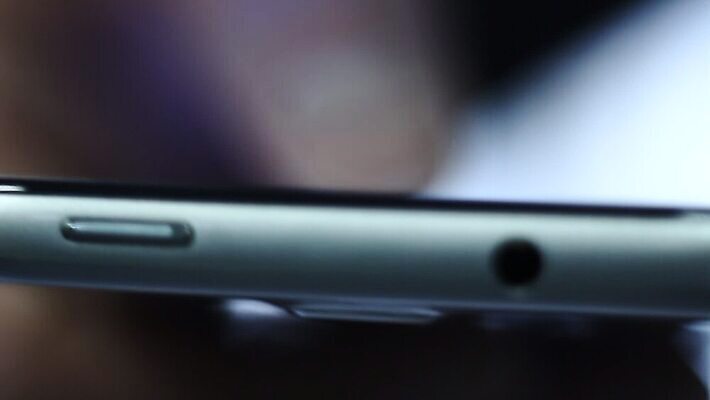 직업 손 남자 문화 음악 통신 손가락 탁자 모바일 기술 사람 사람없음 야외 핸드폰 글로벌 디지털 스크린 공백 장비 터치 흰색 잡기 닫기 미끄러짐 연결 플라스틱 무선전화기 전화기 스마트 전자 블루투스 고립 깨짐 아이폰 MOV 해외동영상 클립영상 컬러 가구 컨셉 모션 재질 문화예술 신체부위 전자제품 스마트폰 동영상 파일형식