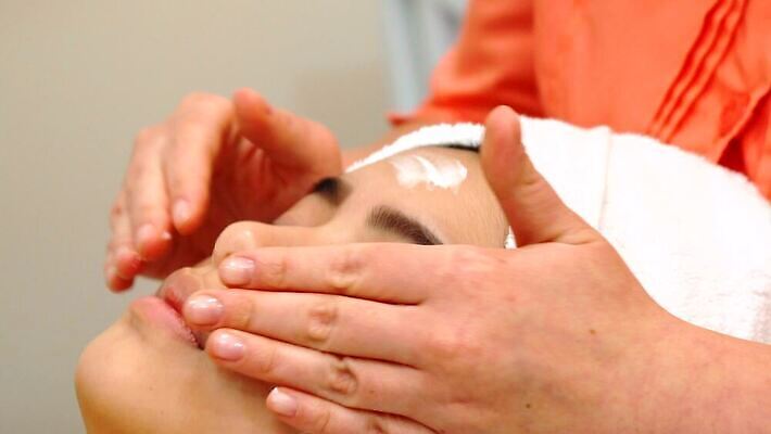 직업 라이프스타일 손 여자 얼굴 2 신체 휴식 건강 한명 사람 동양인 성인 뷰티 머리 상점 스파 화장품 촉촉함 흰색 마사지 고급 미용사 피부 크림 준비 로션 테라피 거짓말 돌봄 안마사 4K MOV 해외동영상 클립영상 1 컬러 컨셉 모션 인종 생활 신체부위 젖음 동영상 파일형식