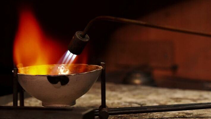 직업 손 산업 포즈 부분 불 불꽃 노동자 미술 사람 사람없음 빛 금속 힘 공구 손전등 업무 뜨거움 닫기 제조 은색 보석 버너 만들기 가스 온도 파운드 금괴 장인 갸우뚱 내추럴 연소 용접 용접공 조작 4K MOV 해외동영상 클립영상 자연요소 컬러 돈 모션 재질 문화예술 조명 신체부위 도구 작업 황금 광석 동영상 파일형식