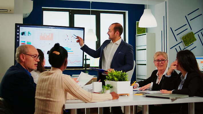 직업 회사 비즈니스 사업가 통신 회의 그래프 협력 설계 대화 설명 사람 금융 사무실 모니터 정보 가리킴 업무 비즈니스맨 비즈니스우먼 발표 계획 대표 토론 동료 경영자 리더 창업 나눔 다민족 경영 프로젝트 브레인스토밍 4K MOV 해외동영상 클립영상 여자 남자 컨셉 관계 모션 말하기 손짓 경제 컴퓨터 작업 직장인 자영업 동영상 파일형식