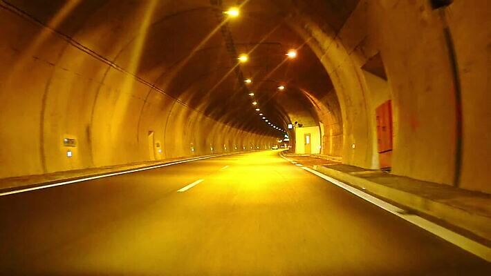 디자인 도로 선 여행 백그라운드 컨셉 곡선 건축양식 교통시설 모션 미래 거리 사람없음 빛 검은색 어둠 기차 도시 고속도로 터널 전철 야간 아스팔트 그리스 속도 지하 방법 블러 타임랩스 MOV 해외동영상 클립영상 자연요소 건축 유럽 길 육상교통 컬러 교통 대중교통 촬영기법 시설 동영상 파일형식