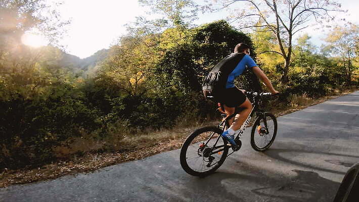 라이프스타일 남자 도로 스포츠 여행 백그라운드 모션 자연 휴가 산 건강 사람 야외 초록색 운동 자전거 경쟁 도시 업무 승차 숲 헬멧 속도 주말 사이클링 무료 바이크레이서 바이킹 블러 산악자전거 4K MOV 해외동영상 슬로모션 클립영상 길 컬러 컨셉 교통시설 촬영기법 생활 바이크 작업 보호장비 육상스포츠 생태계 동영상 파일형식