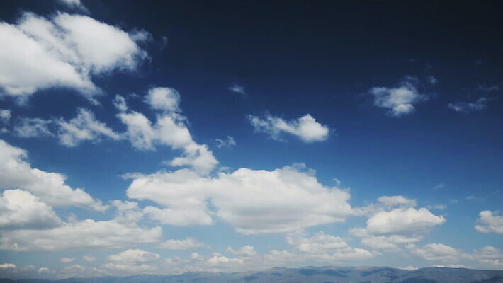 구름 컬러 백그라운드 자연 하늘 날씨 풍경 사람없음 야외 가로 여름 파란색 빛 햇빛 태양 우주 환경 흰색 전원 분위기 장면 천국 솜털 스카이라인 내추럴 오존 적란운 천창 유일 타임랩스 MOV 해외동영상 클립영상 자연요소 계절 컨셉 촬영기법 전기에너지 생태계 동영상 파일형식 구름_자연