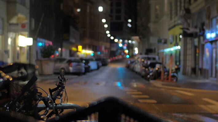 전통 라이프스타일 계절 유럽 문화 도로 스포츠 여행 백그라운드 교통시설 자동차 거리 건강 손잡이 사람없음 야외 건물 운동 금속 자전거 도시 바퀴 비엔나 오스트리아 승차 저녁 주차 브레이크 순환 타운 사이클링 기어 통과 제비 바이킹 줄서기 페달 많음 4K MOV 해외동영상 클립영상 건축물 나라 길 육상교통 교통 컨셉 모션 재질 조류 생활 바이크 야간 육상스포츠 시설 동영상 파일형식