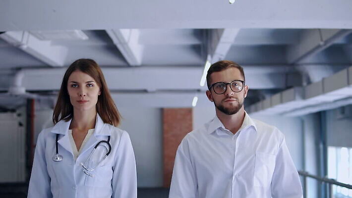 백인 직업 여자 남자 유니폼 모션 건강 병원 실험 사람 20대 두명 약 걷기 건강관리 산책 간호사 의사 코트 흰색 긴급 작업 자신감 홀 복도 질병 동료 직원 바쁨 느림 돌봄 인턴 MOV 해외동영상 슬로모션 클립영상 서양인 옷 감정 컬러 비즈니스 의학 관계 휴식 촬영기법 관리 청년 외투 공간 의료진 동영상 파일형식