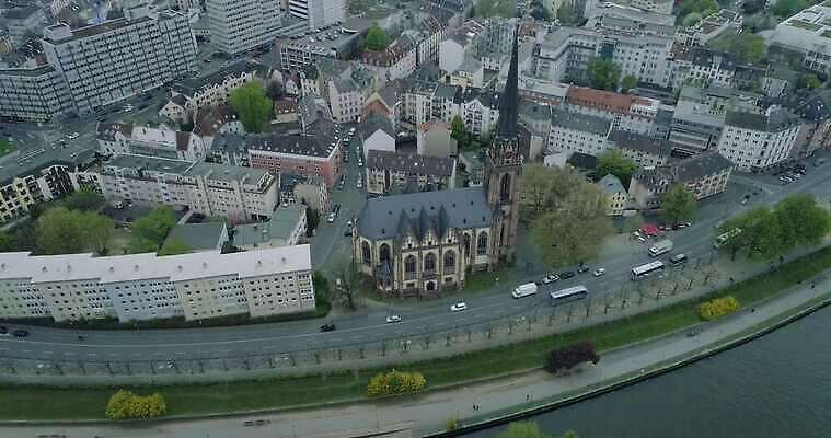 나무 유럽 기독교 종교 여행 건축양식 하늘 독일 안테나 풍경 사람없음 건물 강 도시풍경 교회 탑 일몰 도시 센터 메인 짐차 스카이라인 랜드마크 옛날 프랑크푸르트 4K MP4 해외동영상 클립영상 식물 건축물 건축 나라 통신 종교건축 자동차 노을 동영상 파일형식