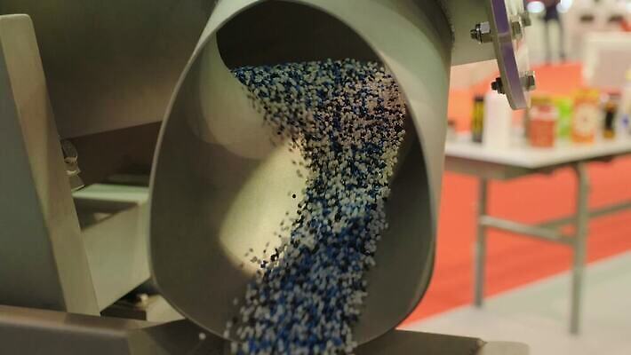 산업 비즈니스 공장 사람없음 파란색 기계 재활용 장비 흰색 제조 플라스틱 분류 섞기 압력 4K MOV 해외동영상 클립영상 컬러 공업 재질 친환경 동영상 파일형식