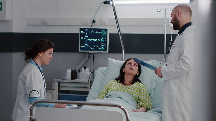 직업 상의 유니폼 실내 건강 병원 말하기 대화 설명 성인 치료 약 검은색 쪽지 듣기 환자 간호사 의사 침대 대접 기록 작업 맥박 질병 토론 확인 약속 감시 방문 병실 소통 거짓말 서류판 증상 치유 4K MOV 해외동영상 클립영상 옷 컬러 가구 컨셉 의학 모션 사람 내부 사무용품 의료진 동영상 파일형식