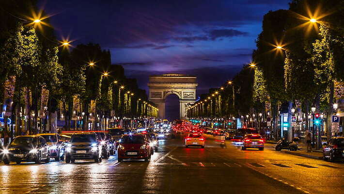 나무 전통문화 도로 여행 가로등 건축양식 자동차 거리 사람없음 야외 관광지 빛 새벽 프랑스 도시 저녁 일렬 시티라이프 빛망울 파리(프랑스) 4K 타임랩스 락다운 MOV 해외동영상 클립영상 자연요소 식물 전통 라이프스타일 공공시설 건축 유럽 문화 길 육상교통 교통시설 촬영기법 야간 동영상 파일형식