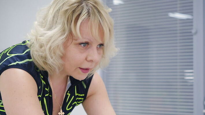 라이프스타일 웰빙 얼굴 스포츠 컨셉 신체 교실 모션 실내 건강 한명 사람 성인 운동복 금발 운동 자전거 힘 활발 장비 에너지 연습 클럽 체육관 순환 땀 노력 사이클링 느림 고집 자극 MOV 해외동영상 클립영상 1 헤어스타일 옷 교육 학교 내부 생활 신체부위 바이크 육상스포츠 동영상 파일형식