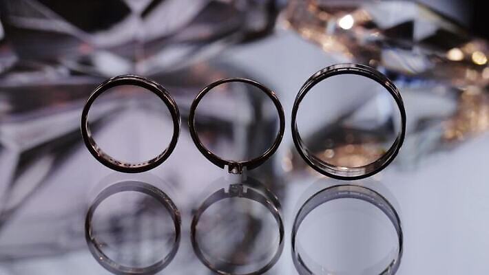 전통 커플 기념일 결혼 2 장신구 결혼식 남편 함께함 선물 사랑 사람없음 빛 금속 흰색 축하 반지 아내 쌍 황금 고급 닫기 은색 보석 심볼 오브젝트 다이아몬드 약혼 고립 백금 제안 MOV 해외동영상 클립영상 감정 컬러 컨셉 관계 모션 재질 이벤트 광석 약속 동영상 파일형식