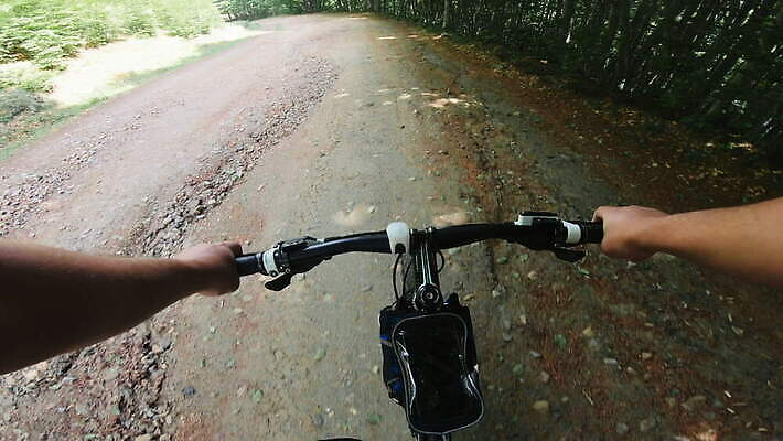 라이프스타일 남자 스포츠 여행 포즈 자국 모션 산 경사 사람없음 야외 여름 자전거 닫기 승차 숲 속도 순환 타이어 먼지 충격 진흙 사이클링 라이더 루트 바이크레이서 바이킹 산악자전거 양발 페달 폭풍우 1인칭시점 4K MOV 해외동영상 클립영상 시선 계절 사람 생활 바이크 비_날씨 자연재해 육상스포츠 동영상 파일형식