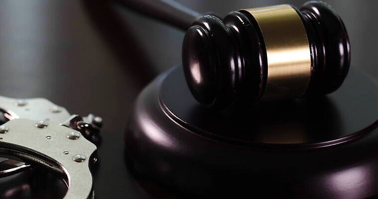 문장 컨셉 사람없음 목재 갈색 블록 범죄 망치 민주주의 감옥 수갑 심볼 책상 법 의사봉 재판 규칙 법관 질서 공정 판결 법원 변호사 고발 법정 불법 정부 패닝샷 4K MOV 해외동영상 클립영상 나무 직업 문자 컬러 가구 재료 촬영기법 공구 예절 법률가 동영상 파일형식